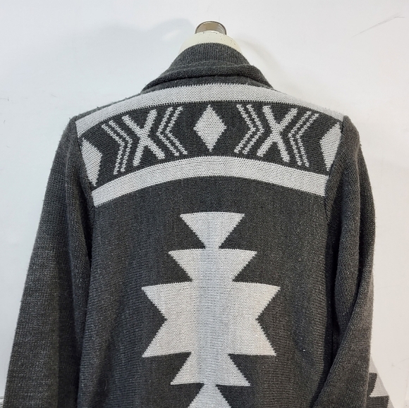 Revamped Sweater Knits Patterned Caridgan - Picture 3 of 6